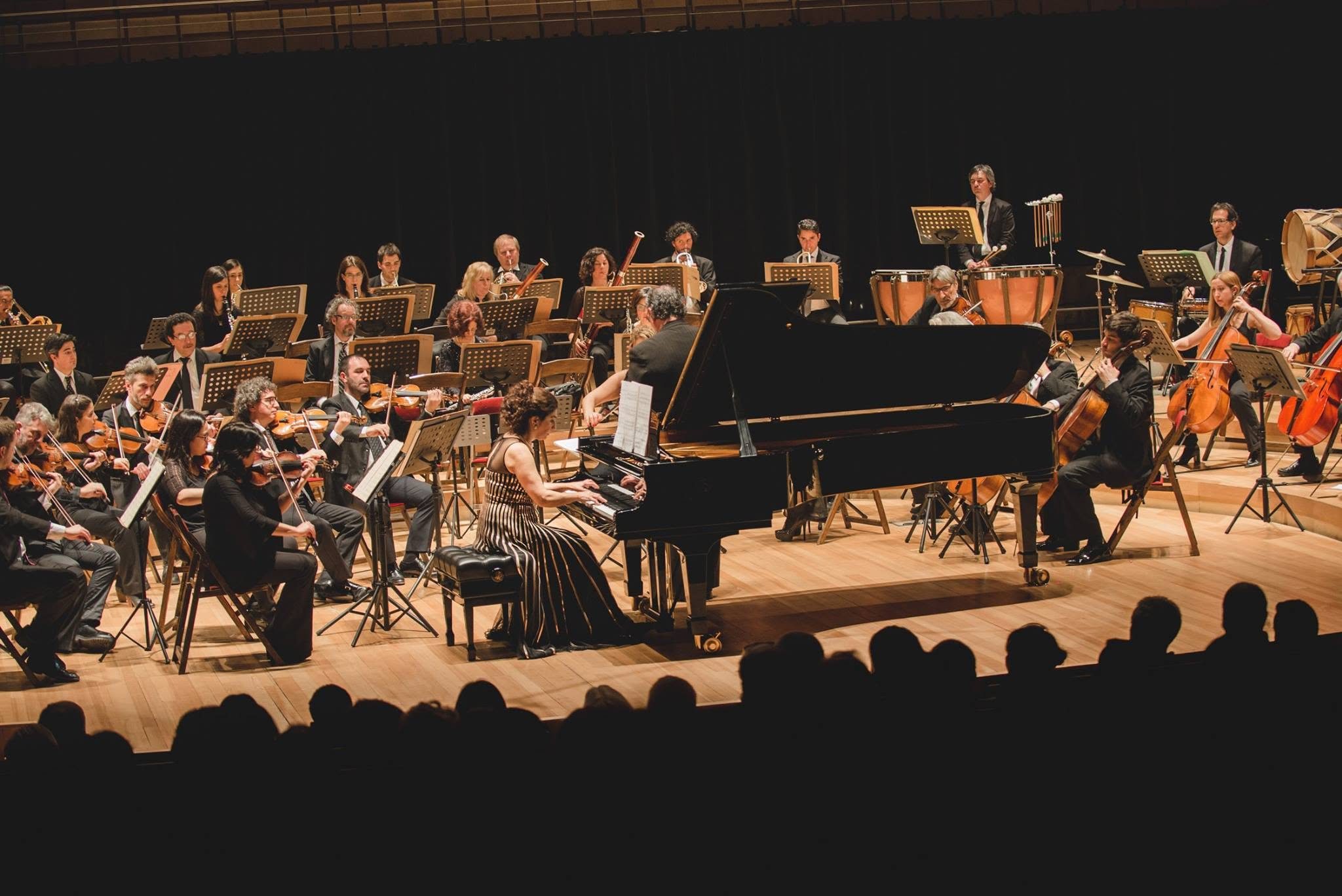 Elena Dabul como solista con la Orquesta Nacional de Música Argentina en la Sala Ballena Azul del Centro Cultural Kirchner