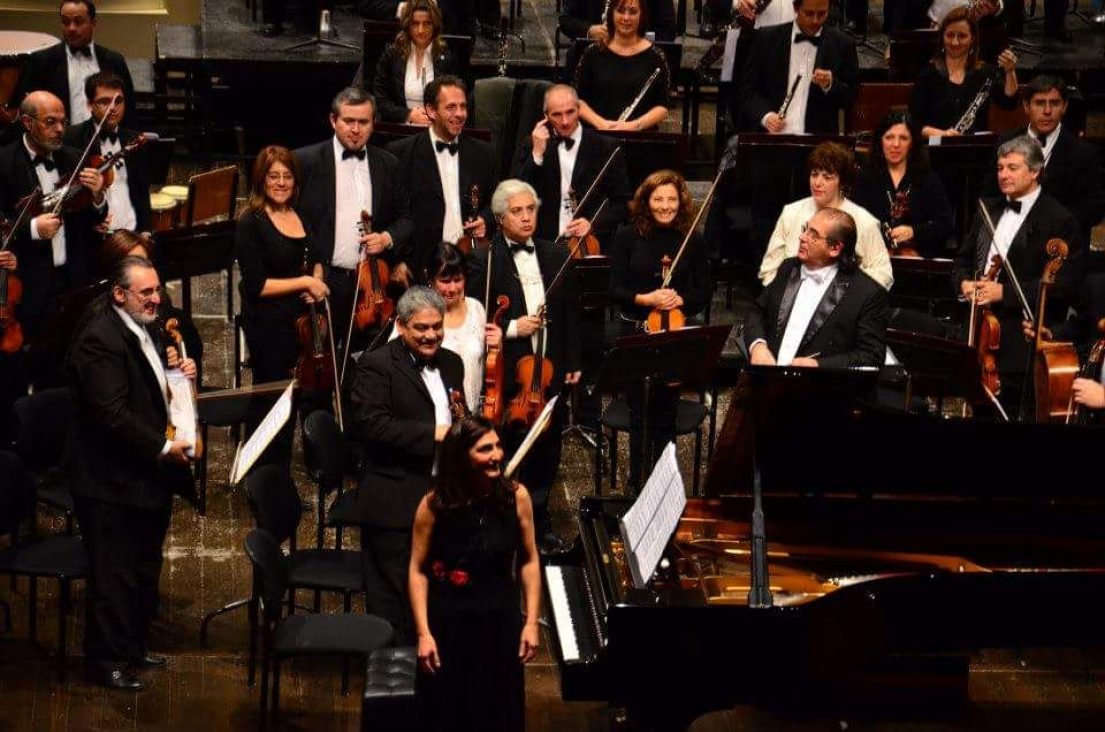 Elena Dabul saluda al público junto a la orquesta tras un concierto